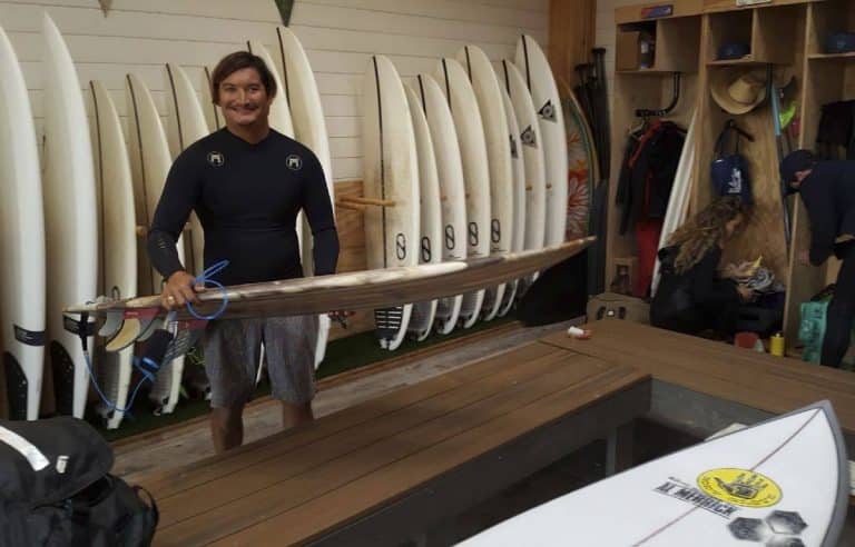 La star du surf Mikala Jones meurt après avoir pris une vague géante en Indonésie