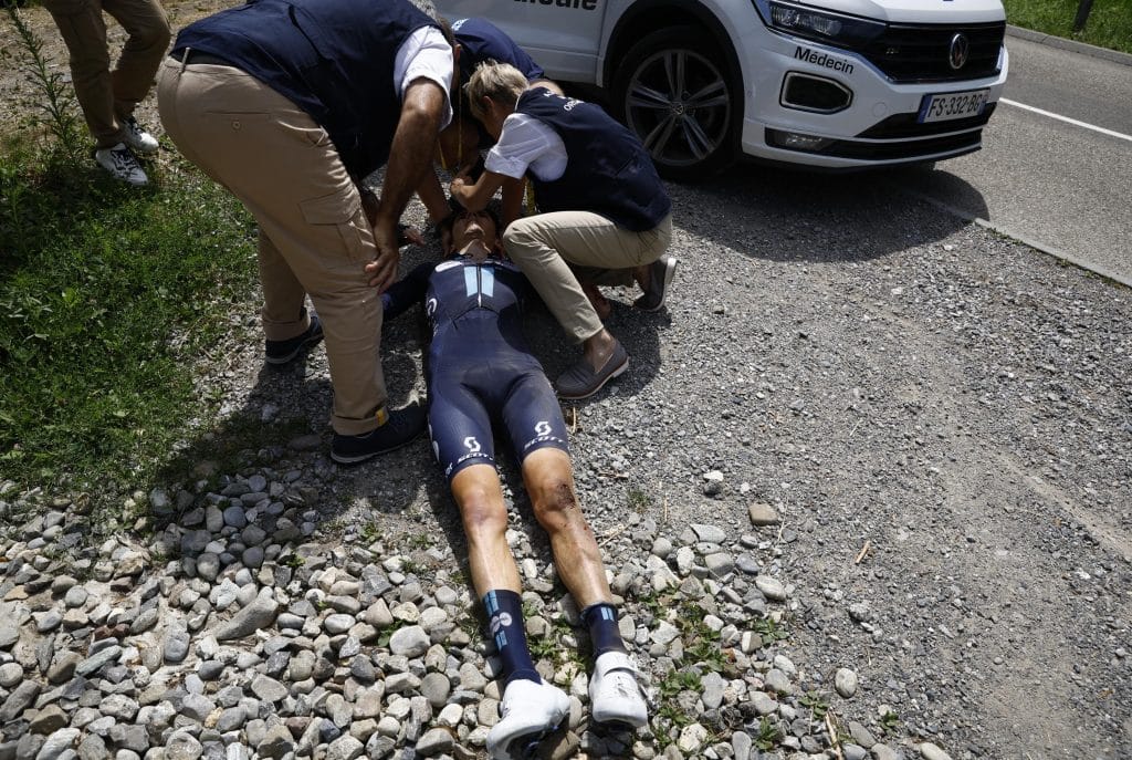 Tour de France : Bardet contraint à l’abandon après une violente chute dans une descente