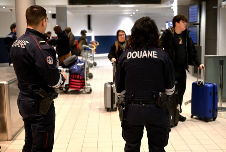 Aéroport de Roissy : une douanière blessée par balle après le vol de son arme